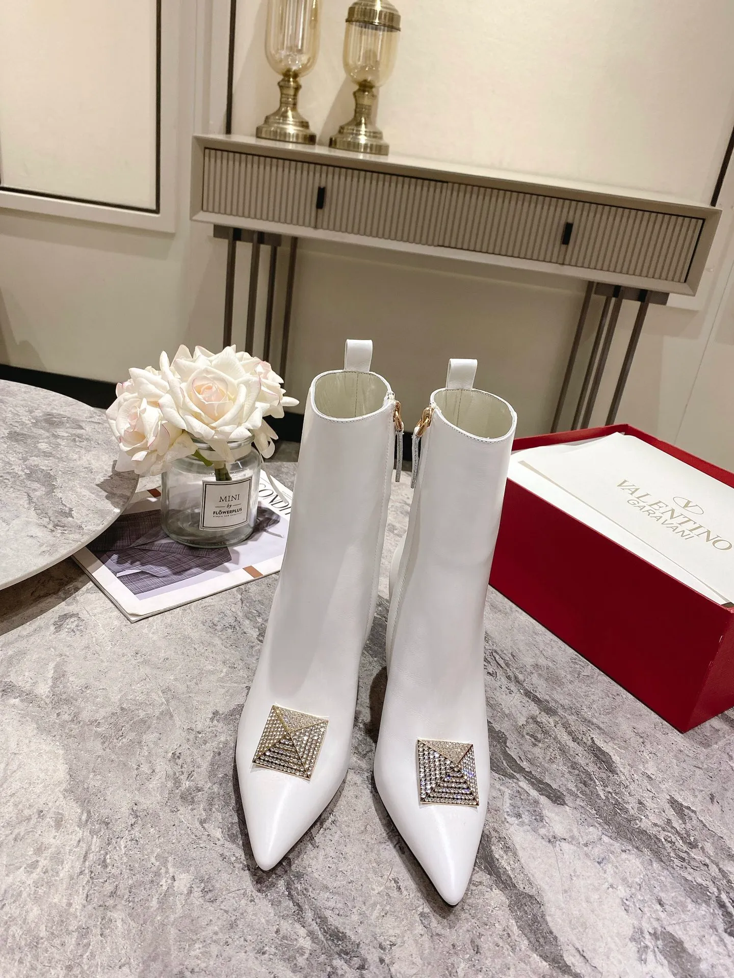 👟👟Ex-factory price 540👟👟 Genuine leather sole +40 [Valentino] Valentino autumn and winter fashion women's boots: comfortable and versatile, making your legs look longer! Fabric: Imported first-layer cowhide ⚡With inner zipper version ⚡The lining and feet are all high-end sheepskin! Outsole: There are two options: non-slip and wear-resistant rubber outsole and Italian leather outsole ~ equipped with Warren's [Pyramid] special buckle that will not rust. Number of yards: 35−41 (customized for sizes 34-42): rubber sole, - genuine leather sole +40